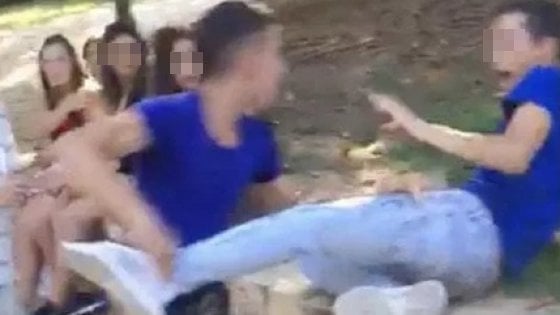 Il video virale del ragazzo che picchia un coetaneo perchè gay non è un caso di omofobia. Ecco perché
