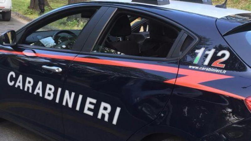 Entrambi vogliono offrirsi la bevuta e finisce a bottigliate. Arrestati