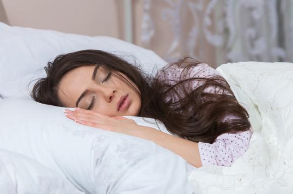 Recuperare le ore di sonno nel weekend aiuta a dimagrire