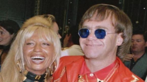 Elton John parla dei problemi di droga avuti da Donatella Versace e fa i nomi di altri VIP