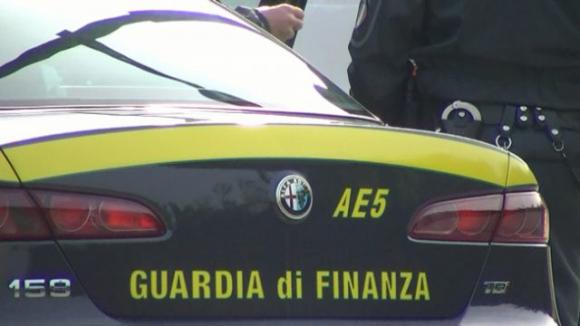 Spacciava con la Porsche Macan e prendeva il reddito di cittadinanza. Denunciato