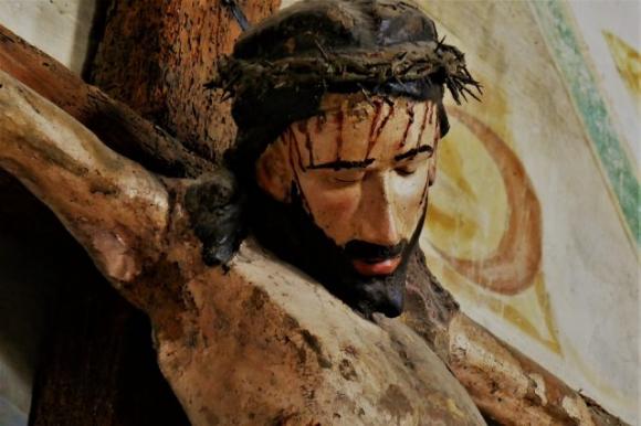 Prete si presenta nudo a celebrare la messa: “Anche Gesù lo era”