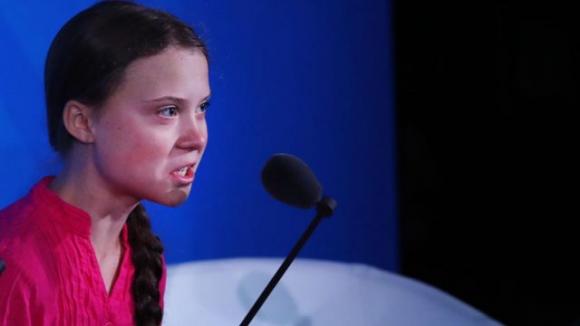 Chiedono della Thunberg a Berlusconi, lui risponde con una barzelletta su viagra e svedesi