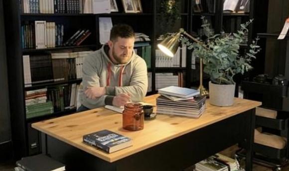 Corteggia ragazze su Tinder con foto in case eleganti, ma era all’Ikea