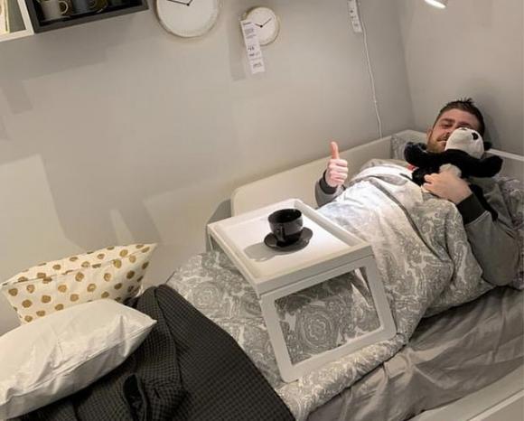 Corteggia ragazze su Tinder con foto in case eleganti, ma era all’Ikea