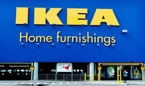 Corteggia ragazze su Tinder con foto in case eleganti, ma era all’Ikea