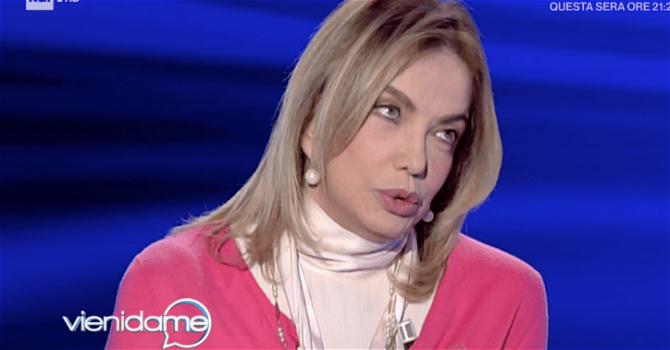 Simona Izzo: “Vivo con 1000 euro di pensione al mese”, poi lancia una frecciatina a Venditti