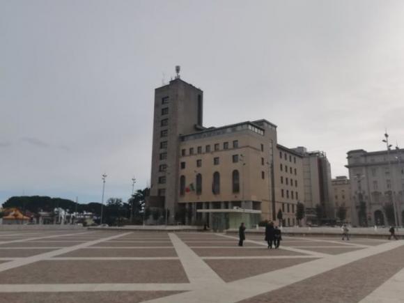 Si ubriaca e cade nel canale: salvato da due prostitute