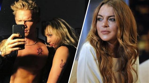 Lindsay Lohan attacca Cody Simpson e Miley Cyrus, poi cancella il post. I fan: “Rosica”