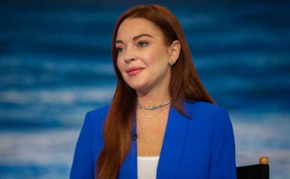 Lindsay Lohan attacca Cody Simpson e Miley Cyrus, poi cancella il post. I fan: “Rosica”