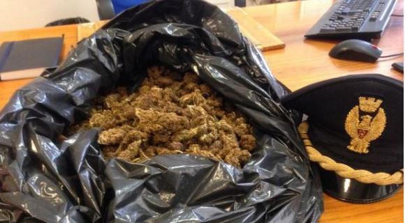 Si pente della droga, si confessa e ne lascia un chilo e mezzo al parroco