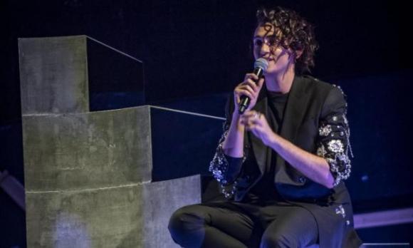 Michele Bravi torna in concerto dopo l’incidente, ecco le sue parole al pubblico