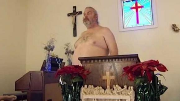 Prete si presenta nudo a celebrare la messa: “Anche Gesù lo era”