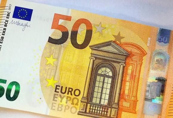 All’aperitivo vuole offrire lui, ma paga col bancomat rubato a una collega
