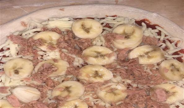 Continua la dissacrazione della pizza napoletana: nasce la “Banane e Tonno”