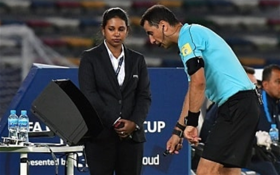 Arabia: durante il match l’arbitro non può consultare il VAR, staccato per caricare un cellulare