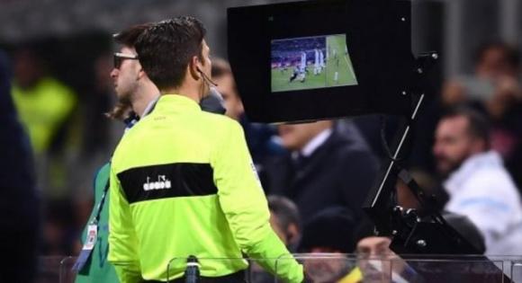 Arabia: durante il match l’arbitro non può consultare il VAR, staccato per caricare un cellulare
