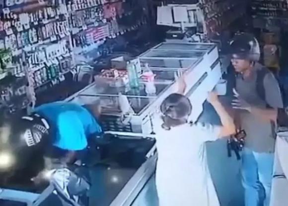 Rapinatore armato si rifiuta di prendere i soldi dall’anziana e la bacia in fronte
