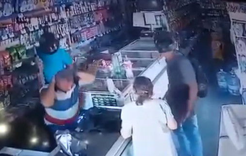 Rapinatore armato si rifiuta di prendere i soldi dall’anziana e la bacia in fronte