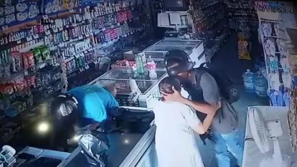 Rapinatore armato si rifiuta di prendere i soldi dall’anziana e la bacia in fronte