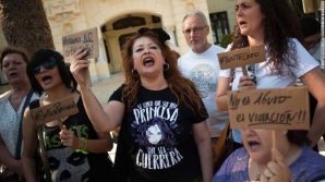 Spagna: sentenza choc sull’atto sessuale di 5 uomini con una 14enne incosciente