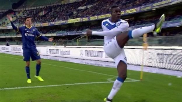 Insulti razzisti a Verona, match interrotto, Balotelli minaccia di lasciare il campo