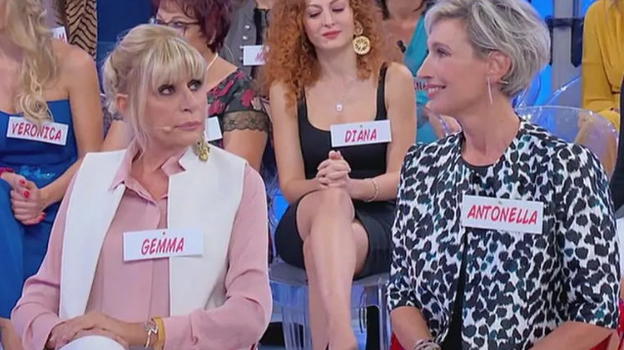 Uomini e Donne over, l’ironia di Antonella manda fuori di testa Gemma: "Sei squallida"