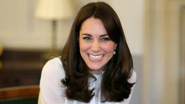 Kate Middleton mamma "normale" al pub con le amiche