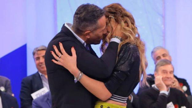 Uomini e Donne over, Ida e Riccardo infiammano il pubblico con un bacio passionale