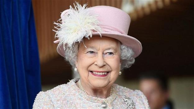 La svolta animalista della Regina Elisabetta: "Basta pellicce"