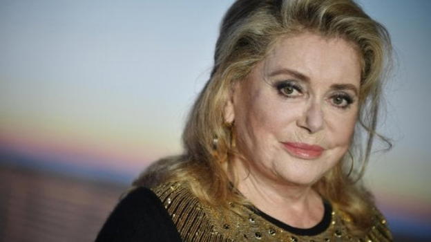 Catherine Deneuve ricoverata in ospedale a Parigi. Le Parisien: "Condizioni gravi"