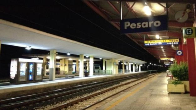 Pesaro: fa degli apprezzamenti a una ragazza. Il fidanzato lo riempie di botte alla stazione