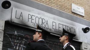 Roma, libreria antifascista in fiamme: indagano le forze dell’ordine