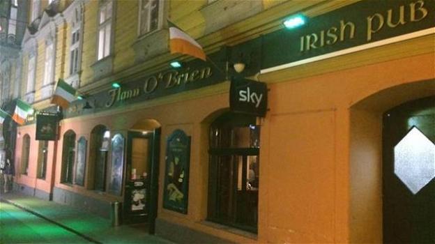 Scontri nella Capitale: ultras della Lazio mascherati accoltellano due tifosi del Celtic in un pub irlandese