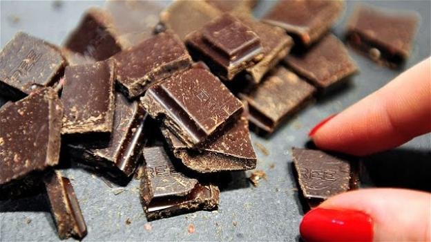 Un moderato consumo di cioccolato fondente aiuta a prevenire il cancro