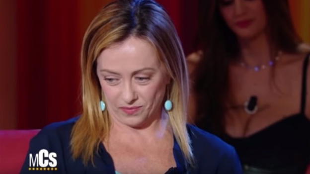 Giorgia Meloni, al Maurizio Costanzo Show, ha ricordato di essere stata la  baby-sitter della figlia di Fiorello
