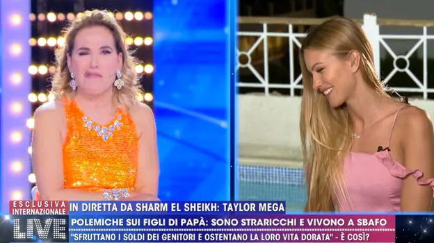 Taylor Mega ubriaca a "Live – Non è la D’Urso". L’influencer dà le sue spiegazioni in diretta