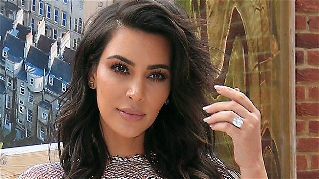 Kim Kardashian solleva i dubbi dei fan indossando l’anello rubatole a Parigi