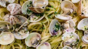 Maltempo, vongole spiaggiate: a rischio gli spaghetti per Natale