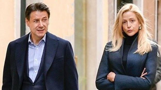 Il premier Conte in pubblico con la compagna dopo la presunta crisi
