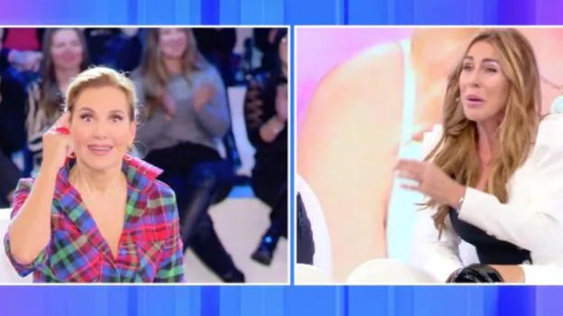 Pomeriggio Cinque, incidente durante la puntata per l’ospite in studio: "La poltrona è bagnata"