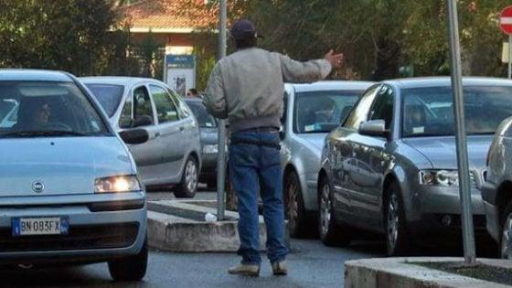 Napoli: individuato parcheggiatore abusivo falso invalido e che percepiva il reddito di cittadinanza