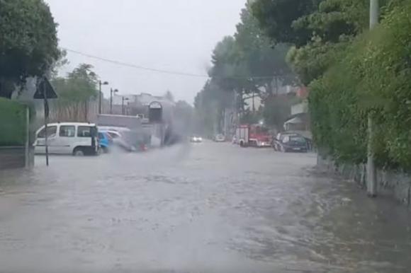 Meteo, Italia di nuovo sott’acqua: venti fino a 100 km/h e rischio alluvioni nel weekend