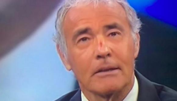 Massimo Giletti va in onda con una vistosa ferita: “Ho il naso rotto”. Mistero a Non è l’Arena