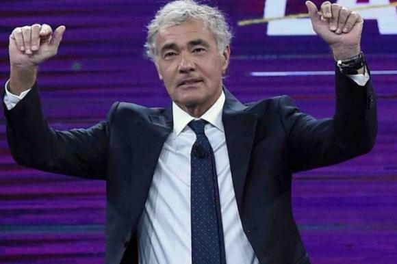 Massimo Giletti va in onda con una vistosa ferita: “Ho il naso rotto”. Mistero a Non è l’Arena