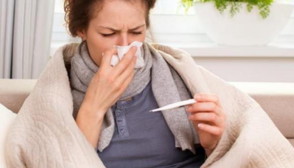 Allarme influenza, virus in anticipo. Già 642mila colpiti: “Sette milioni di italiani finiranno a letto”