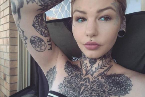 Amber, la “ragazza drago” che ha speso più di 16mila euro per riempire il suo corpo di tatuaggi