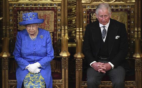 La Regina Elisabetta potrebbe dimettersi, Carlo presto Re?