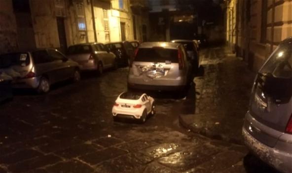 Napoli: la nuova usanza di usare auto giocattolo per conservare il parcheggio