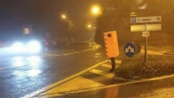 Si maschera da autovelox ad Halloween e si mette a bordo strada. Per il web è un genio